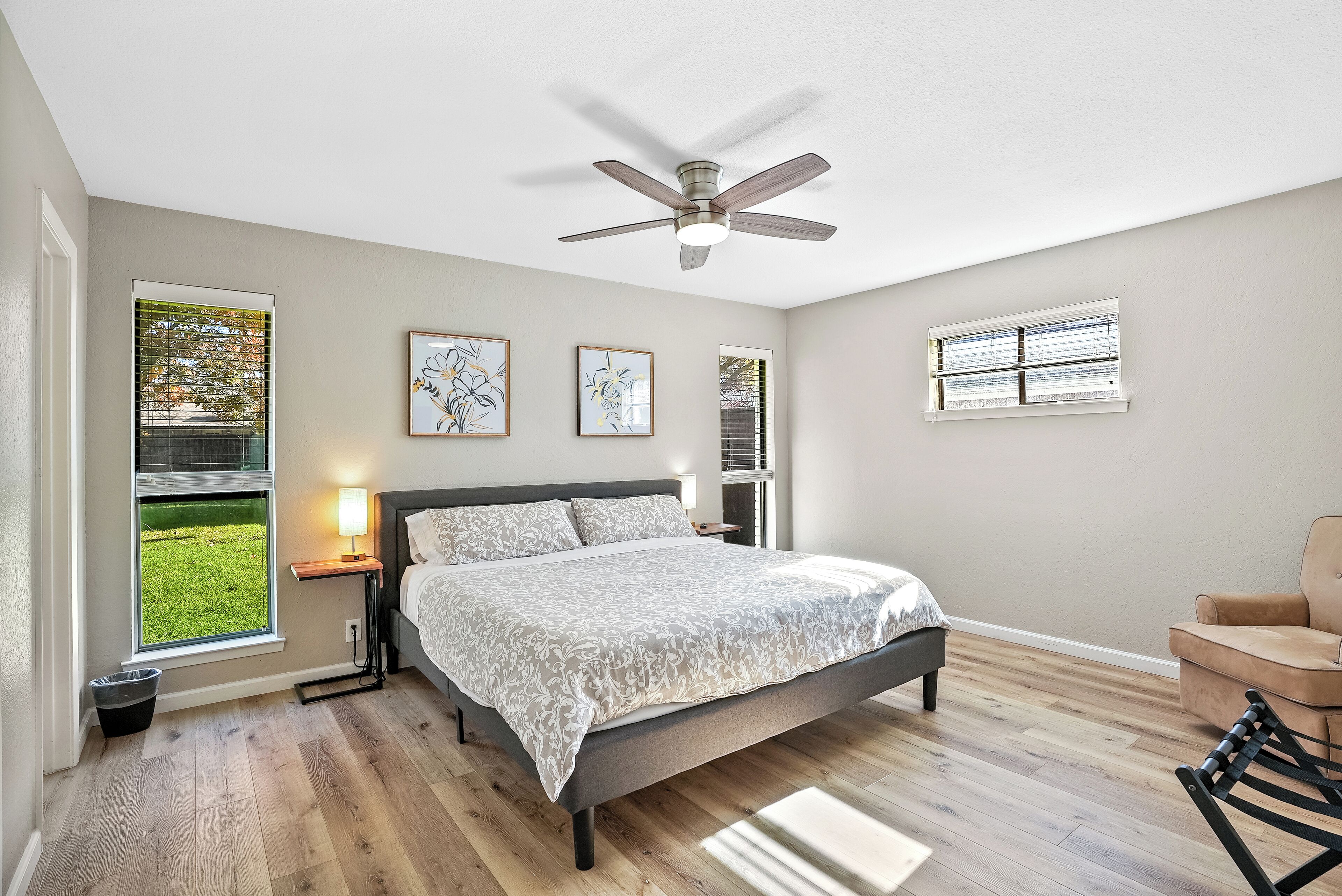 3 habitaciones, tabla de planchar con plancha y cuna de viaje 