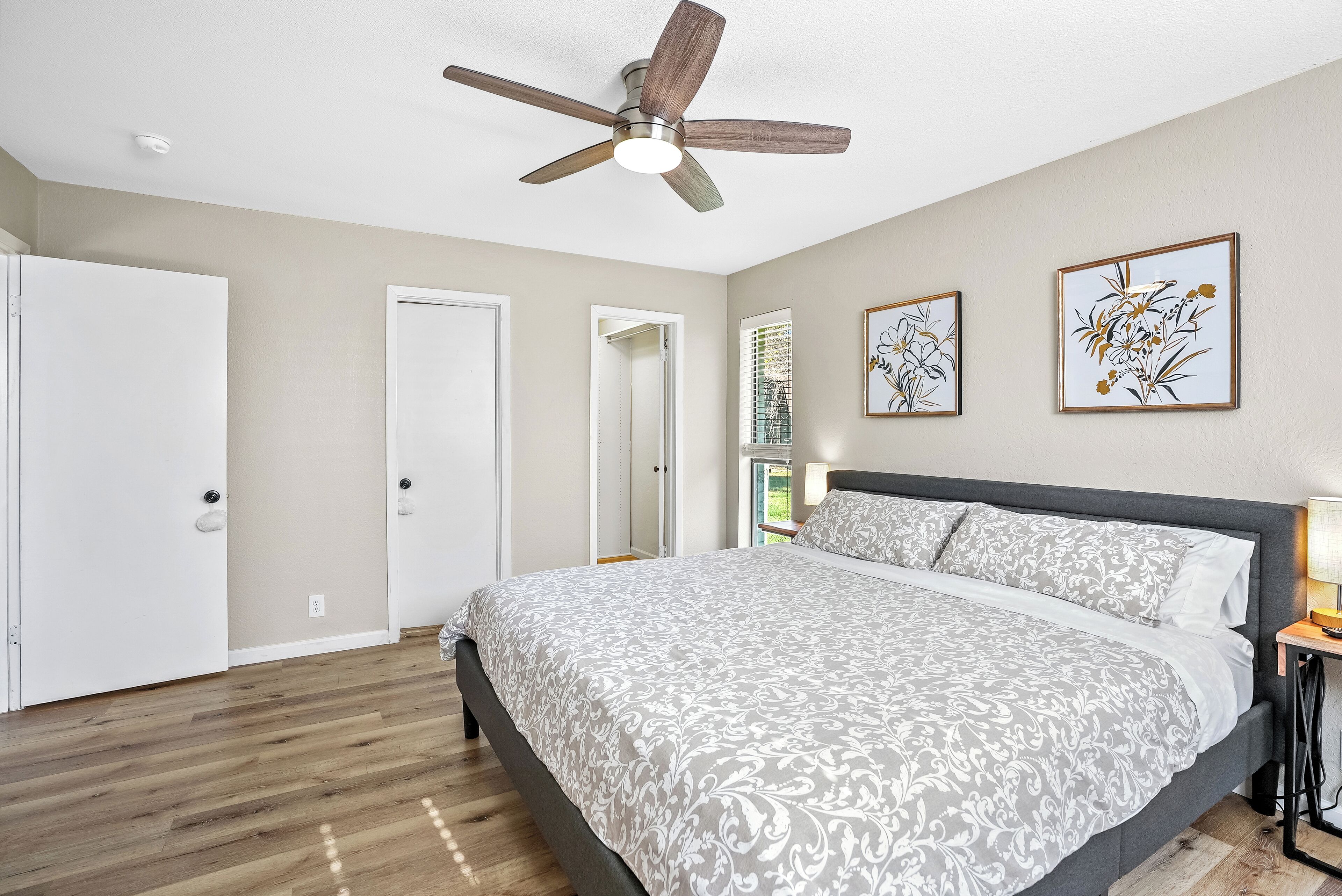 3 habitaciones, tabla de planchar con plancha y cuna de viaje 