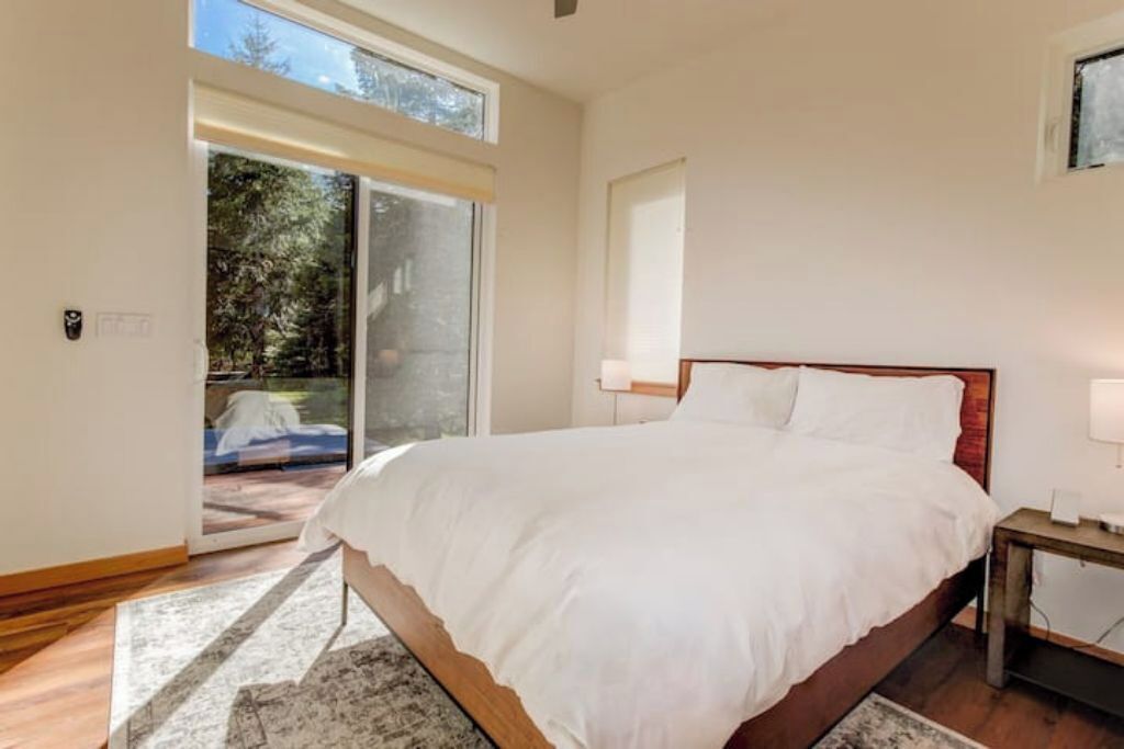 2 habitaciones, tabla de planchar con plancha y cuna de viaje 