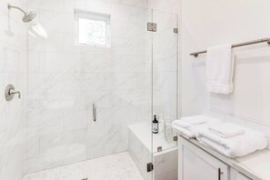 Dusche, Haartrockner, Handtücher, Seife