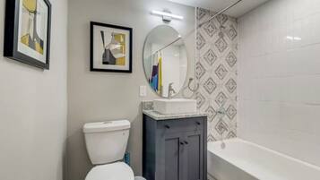 Secador de pelo, toallas y papel higiénico