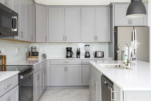 Kühlschrank, Mikrowelle, Ofen, Herdplatte
