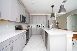 Fridge, microwave, oven, stovetop - Amazing Resort, Private Pool! (Davenport)