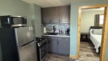Premium Suite | Private kitchen | Fridge, microwave, oven, stovetop