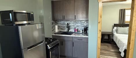 Suite Premium | Cucina privata | Frigorifero, microonde, forno, piano cottura