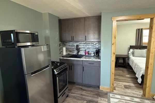 Suite prèmium | Cuina privada | Frigorífic, microones, forn i placa de cuina