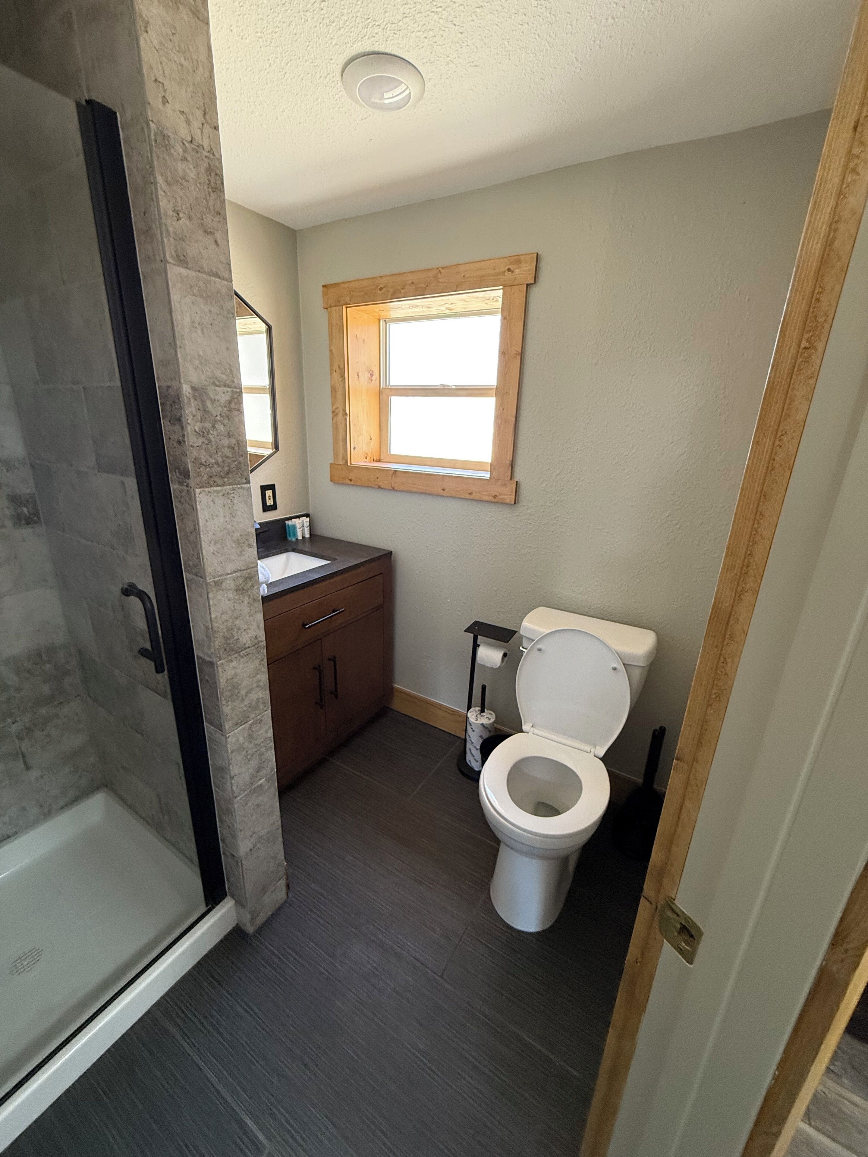 Un baño con ducha, inodoro y lavabo.