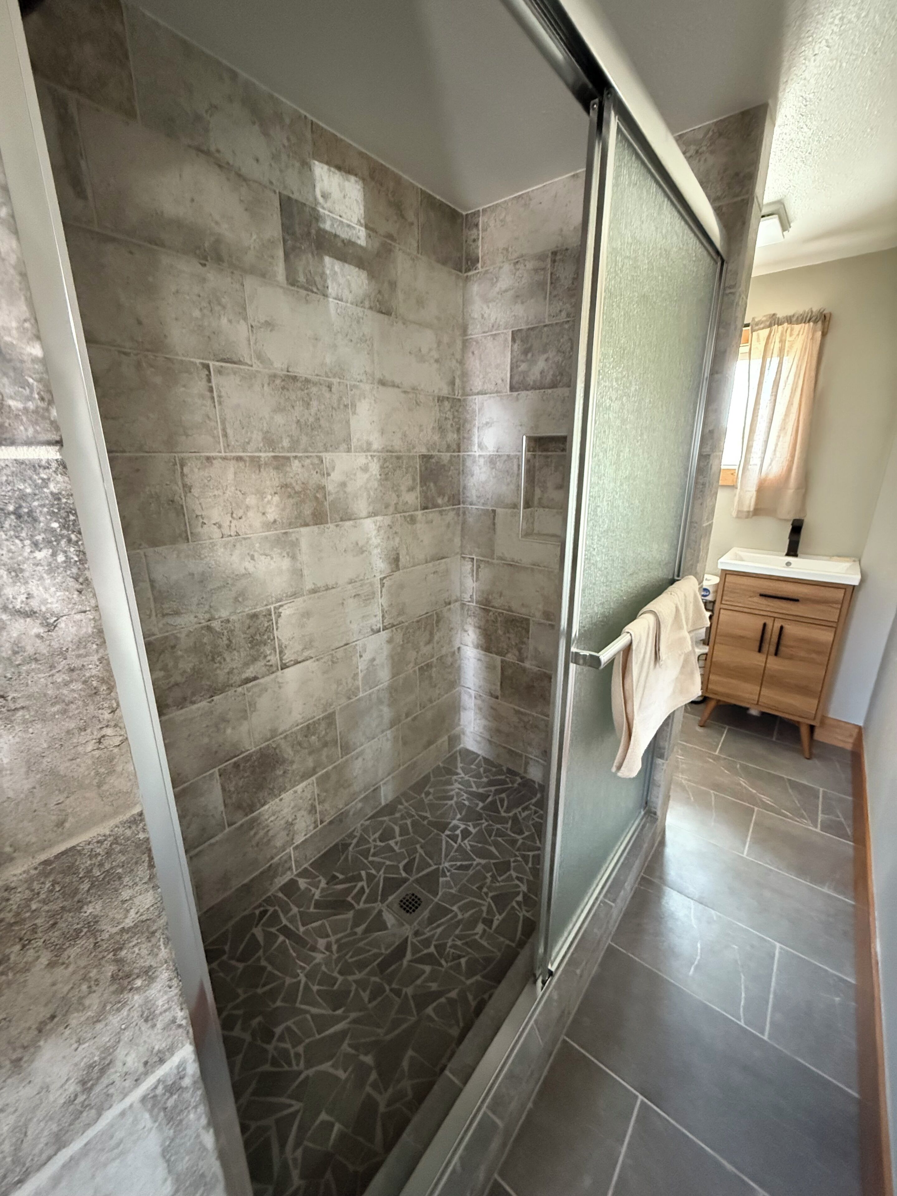 Habitación doble Confort | Baño | Regadera, toallas, jabón, shampoo 