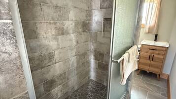 Habitación doble Confort | Baño | Regadera, toallas, jabón, shampoo