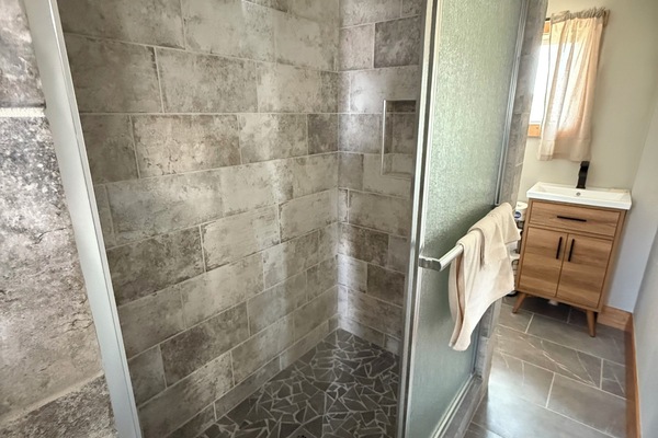 Room 9 - Caribou Crossing | Bathroom | Shower, towels, soap, shampoo