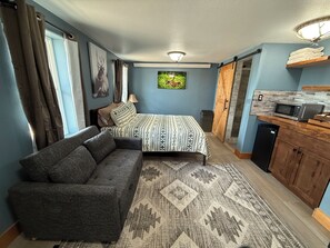 Room 9 - Caribou Crossing | Individually decorated, blackout curtains, bed sheets - Caribou Crossing Motel (Walden)