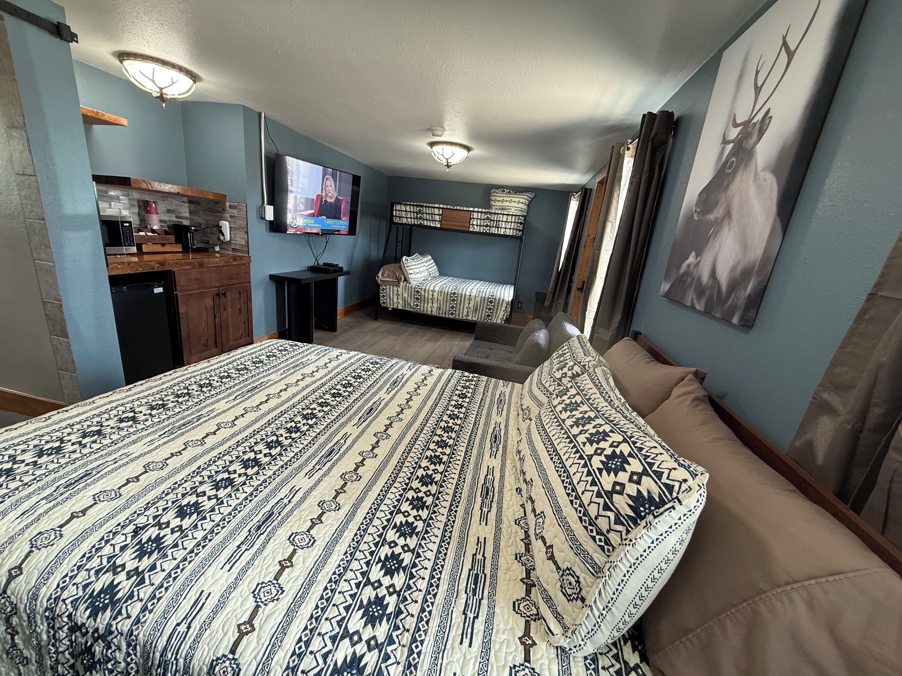 Habitación doble Confort | Decoración personalizada, muebles diferentes y cortinas blackout 