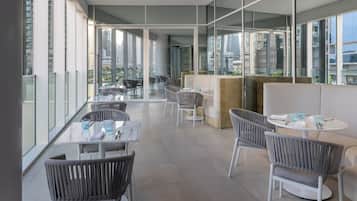 2 restaurantes: opção de café da manhã, almoço e jantar