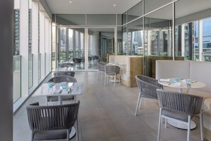 2 restaurants servant le petit déjeuner, le déjeuner et le dîner