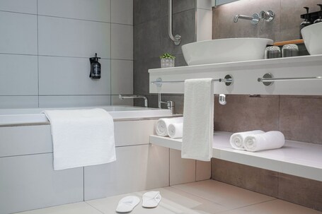 Holiday Inn Dubai Business Bay, an IHG Hotel - Image 86