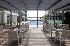 2 restaurantes, se sirven desayunos, comidas y cocina latinoamericana