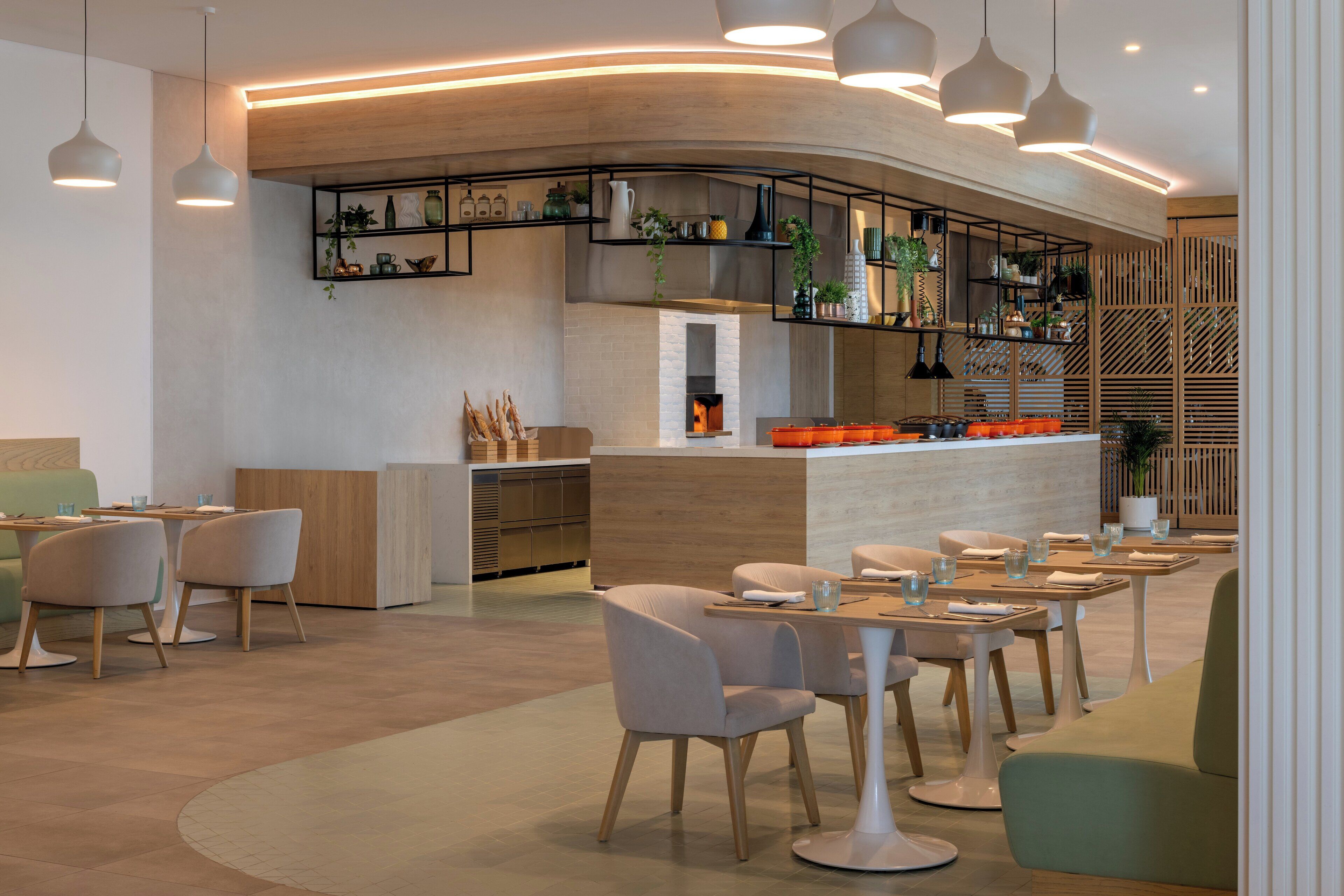 2 restaurants; breakfast, lunch, dinner and brunch served 
