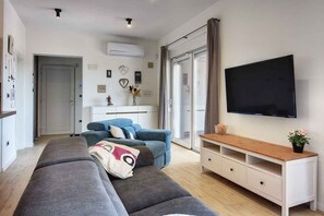 TV - Holiday home mit Terrasse und Pool (Pula)