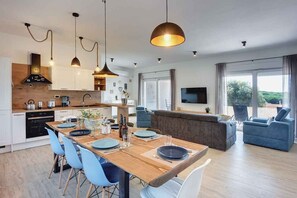 Fridge, oven, stovetop, dishwasher - Holiday home mit Terrasse und Pool (Pula)