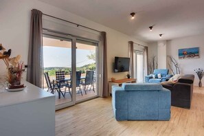 TV - Holiday home mit Terrasse und Pool (Pula)