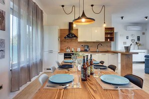 Dining - Holiday home mit Terrasse und Pool (Pula)