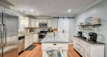 Lake Anna Deep Water Cove + Covered Dock + 4BR + Hot Tub + Firepit +Dog Friendly
