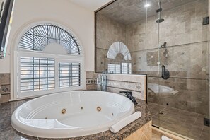 Bathtub, hair dryer, towels - Legends Overlook: Private Pool, Game Room, Theater, Themed Bedroom, Free Water Park, Golf View (Kissimmee)