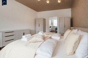 2 bedrooms, desk, WiFi