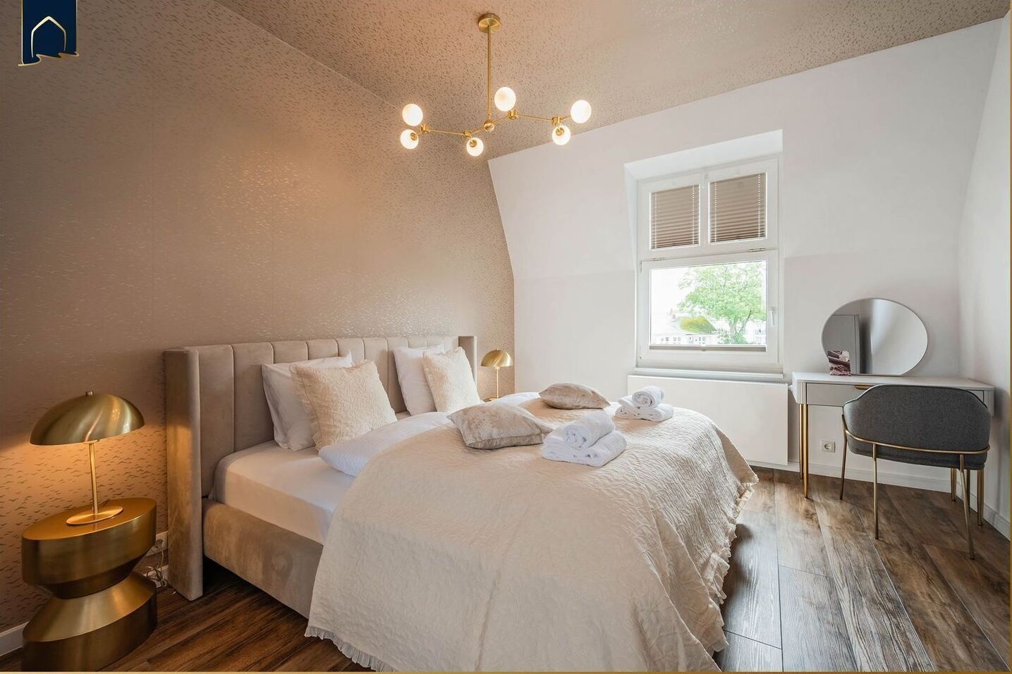 2 bedrooms, desk, WiFi