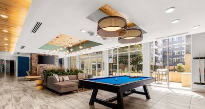 Riverwalk Luxe Apartment, Stunning pool, King Bed