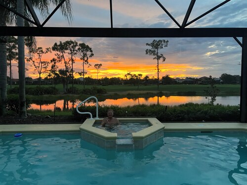 Luxurious golf home with pool in prestigious Colonial Country Club + Amenities