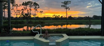 Luxurious golf home with pool in prestigious Colonial Country Club + Amenities