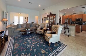 Smart TV, DVD player, books, stereo - Luxurious golf home with pool in prestigious Colonial Country Club + Amenities (Fort Myers)