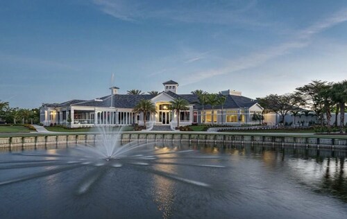 Luxurious golf home with pool in prestigious Colonial Country Club + Amenities