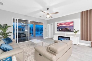 Smart TV, chimenea, videojuegos y libros 