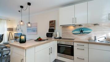 Kjøleskap, mikrobølgeovn, ovn og kokeplater