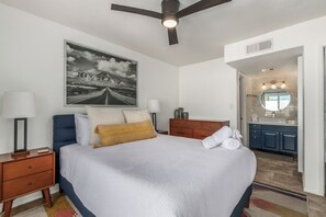 1 bedroom, iron/ironing board, travel cot, WiFi - Blue Abode-Old Town Scottsdale-Pool & BBQ Grill (Scottsdale)