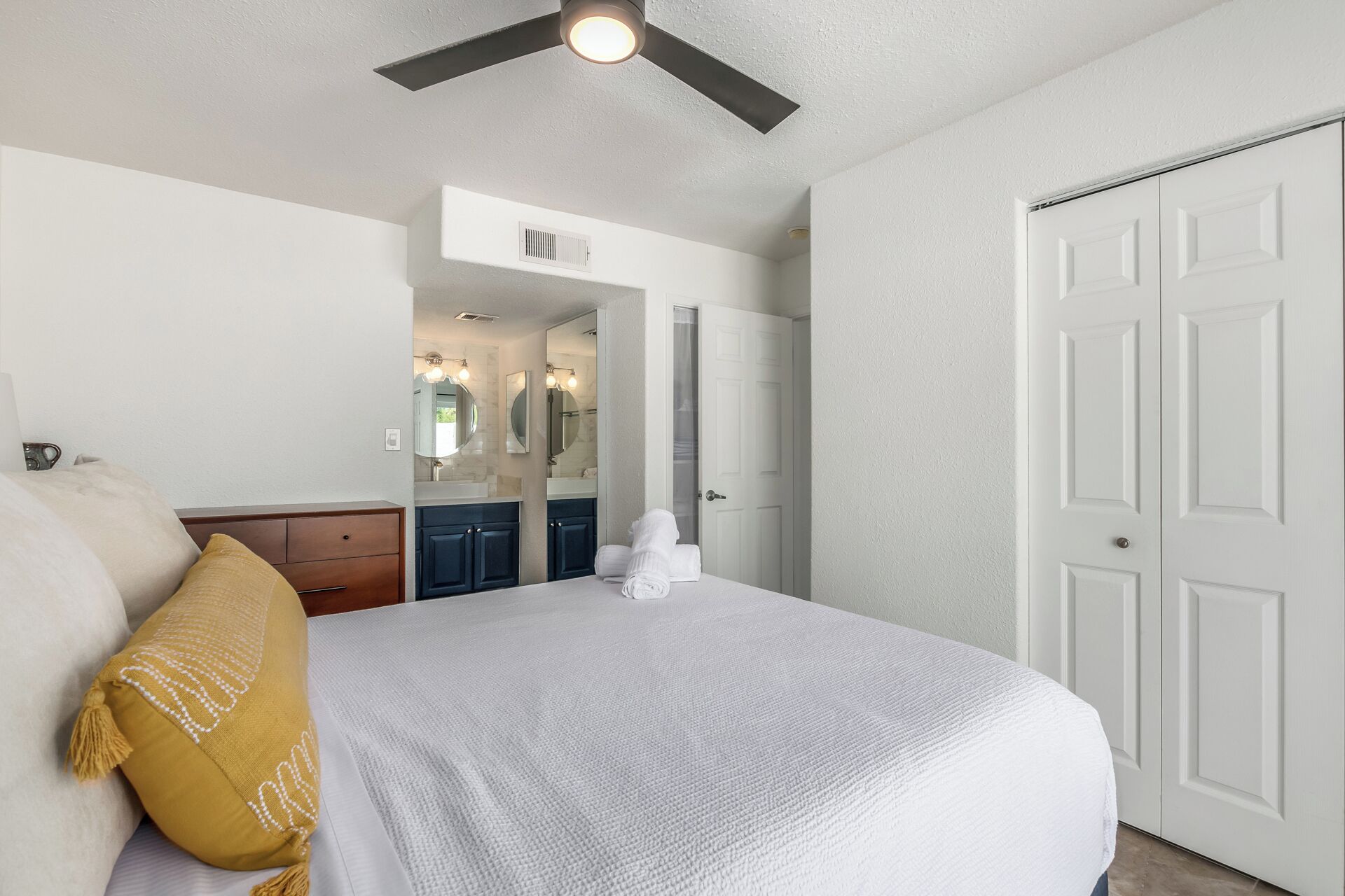 1 habitación, tabla de planchar con plancha, cuna de viaje y wifi 