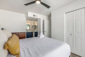 1 bedroom, iron/ironing board, travel crib, WiFi - Blue Abode-Old Town Scottsdale-Pool & BBQ Grill (Scottsdale)