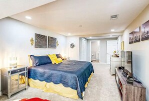 4 bedrooms, iron/ironing board, free WiFi, bed sheets - The Speakeasy on Chicago!
 (Pensacola)