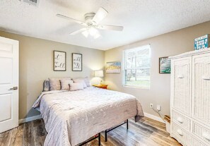 4 bedrooms, iron/ironing board, free WiFi, bed sheets - The Speakeasy on Chicago!
 (Pensacola)