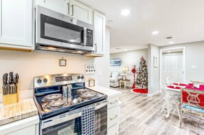 Microwave, oven, stovetop, dishwasher - The Speakeasy on Chicago!
 (Pensacola)