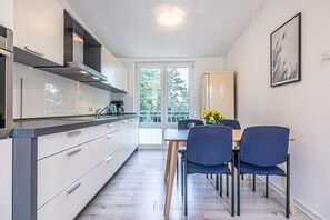 Fridge, oven, stovetop, dishwasher
