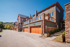 Exterior - ✨Cozy Ski Retreat Cottage at The Base of Blue Mountain✨ (Blue Mountain)