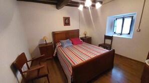 4 bedrooms, travel cot