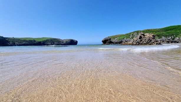 A beach with clear shallow waters and rocky cliffs. - Casa la Aldea de Barro (Barro (Llanes))