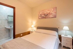 4 bedrooms, iron/ironing board, travel cot, free WiFi