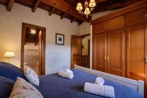 4 habitaciones, escritorio y tabla de planchar con plancha 
