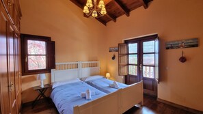 4 soveværelser, skrivebord, strygejern/strygebræt, weekendseng