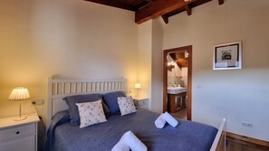 4 bedrooms, desk, iron/ironing board, travel cot - Vivienda Vacacional La Palmera (Linares (Ribadesella))